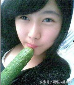 美女吃瓜条,尽享夏日清凉时光