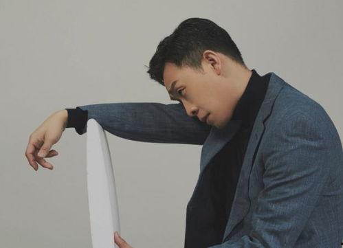 腿瘸不忘吃瓜,逆境中的乐观生活态度