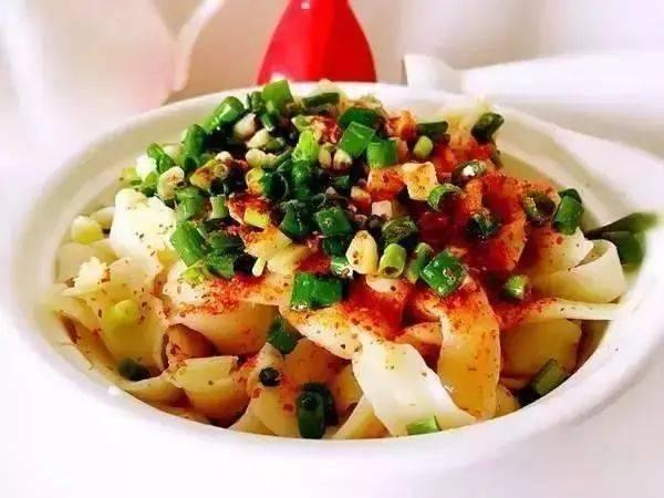 腿瘸不忘吃瓜,逆境中的乐观生活态度