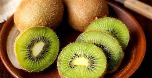 瓜姐吃猕猴桃,揭秘猕猴桃的口感与营养