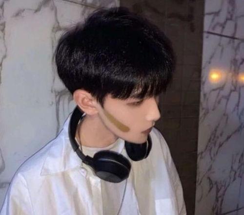 吃瓜的帅气少年,吃瓜少年的帅气传奇