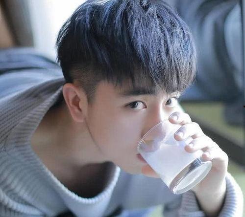 吃瓜的帅气少年,吃瓜少年的帅气传奇